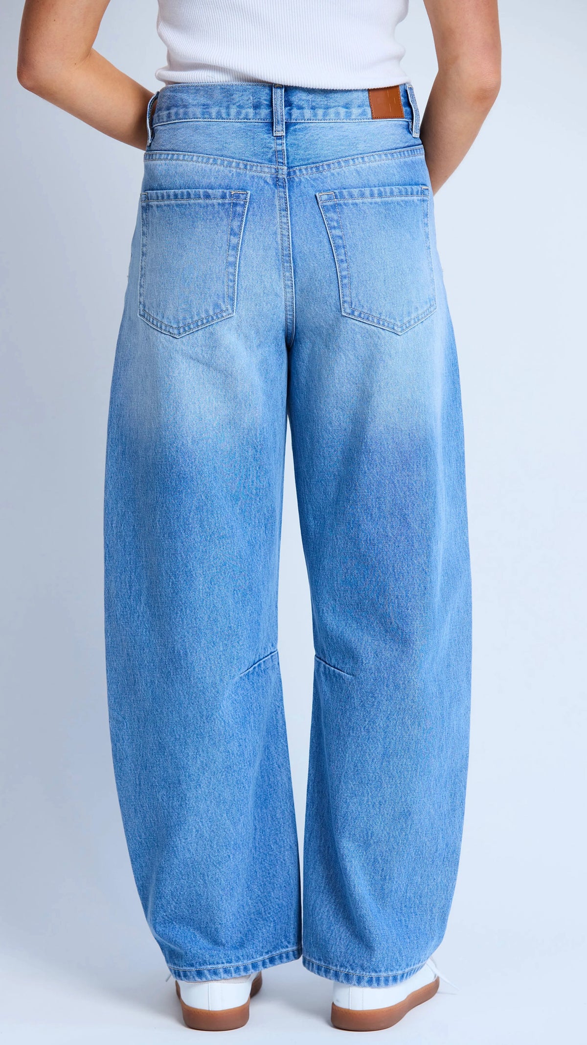 Carson Barrel Jean Mid Blue Wash