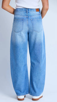 Carson Barrel Jean Mid Blue Wash