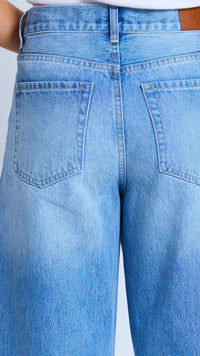 Carson Barrel Jean Mid Blue Wash