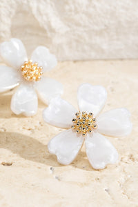 UBS032 Flower Studs White Ivory