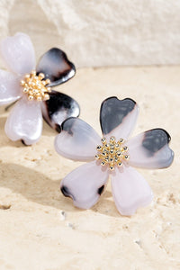 UBS032 Flower Studs White Tort